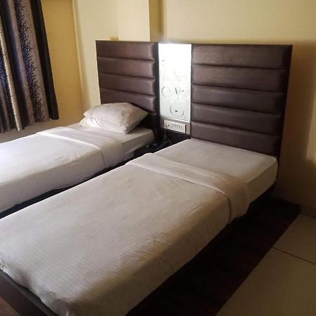 Hotel Kadamb Inn Ahmedabad Exteriör bild